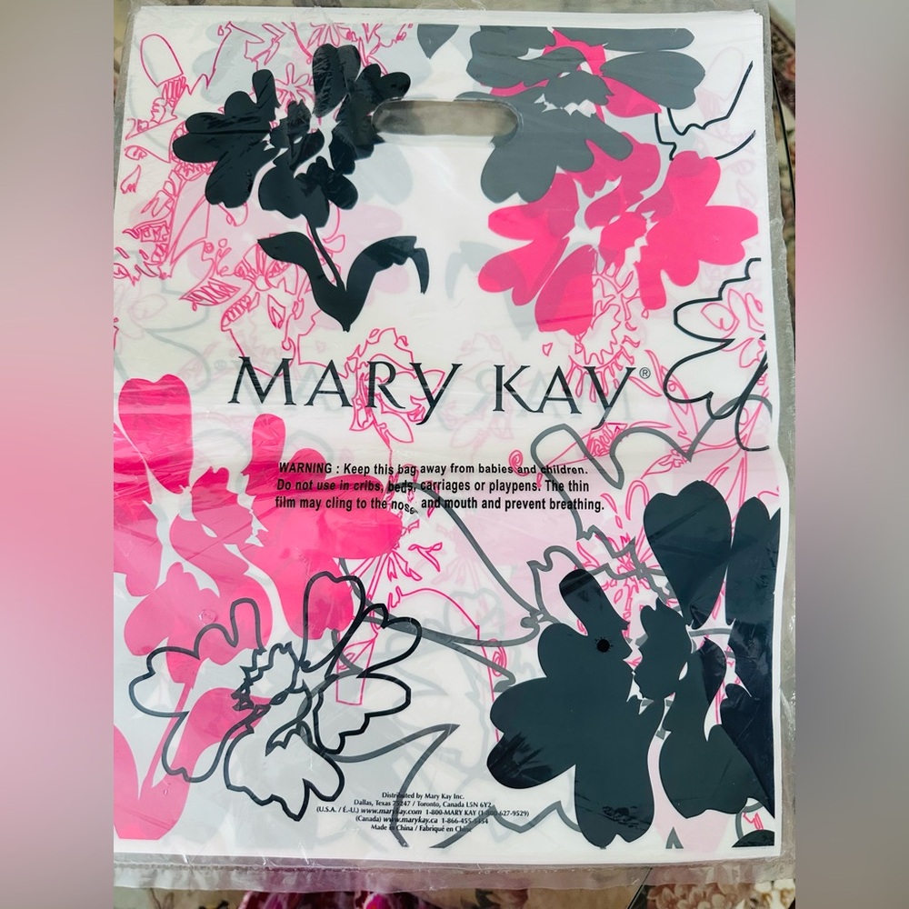 #123 Mary Kay Bags with handle 25 pieces